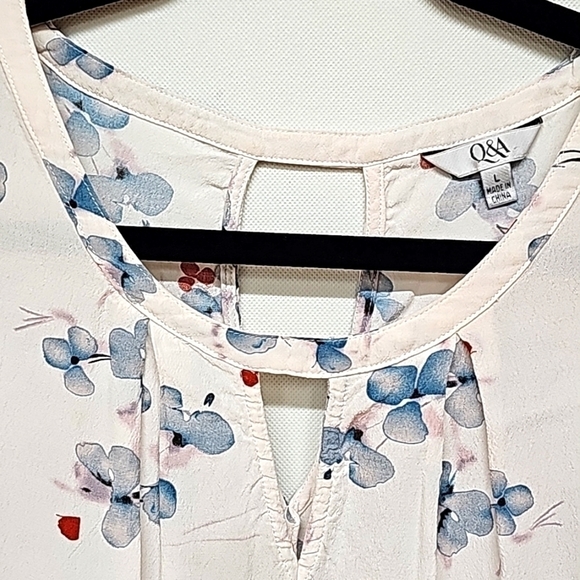 Q & A watercolor floral keyhole neck blouse - Picture 3 of 7